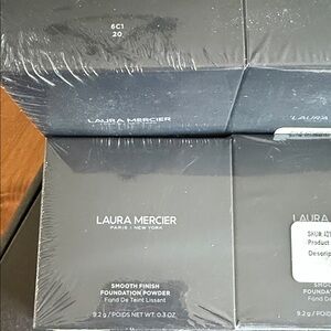 Laura Mercier Smooth Finish Powder 6C1 20
•
Deep with Cool Undertones